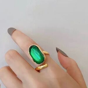 The Emerald Queen Ring in yellow gold plated 925 silver adjustable